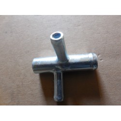 Патрубок распределительный ГБЦ SENS 1,3 (тройник 1 отвод) металл.301-1303018 (шт.)