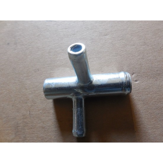 Патрубок распределительный ГБЦ SENS 1,3 (тройник 1 отвод) металл.301-1303018 (шт.)