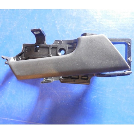 Ручка двери AVEO-3 внутренняя правая черн. 96462708 (шт.)