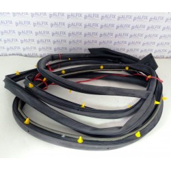 Уплотнитель двери MK передняя правая 1018005478